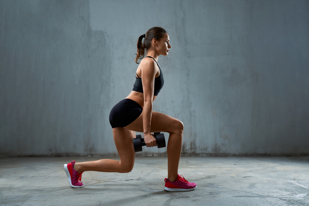 girl doing lunges to grow glutes
